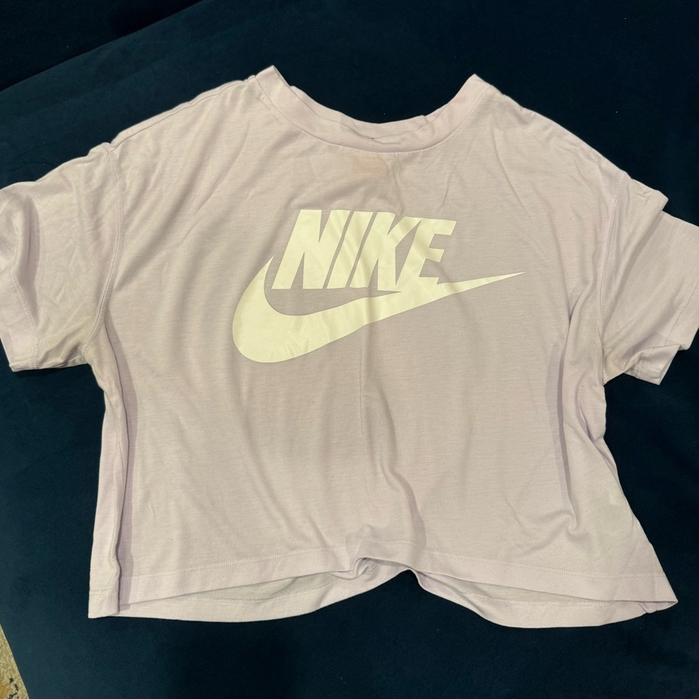 Nike cropped light purple workout shirt, size L